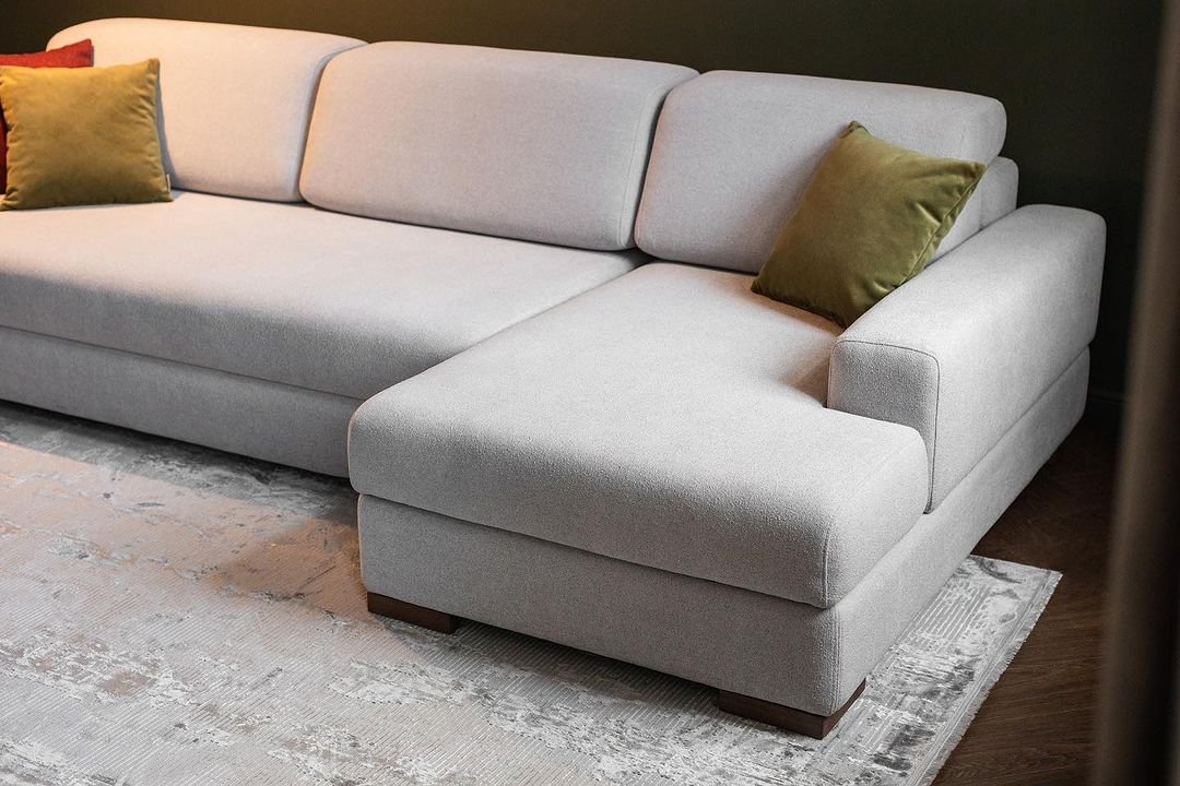 Как угловой диван помогает зонировать пространство в гостиной